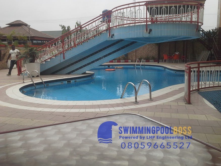 commercial swimming pool builders